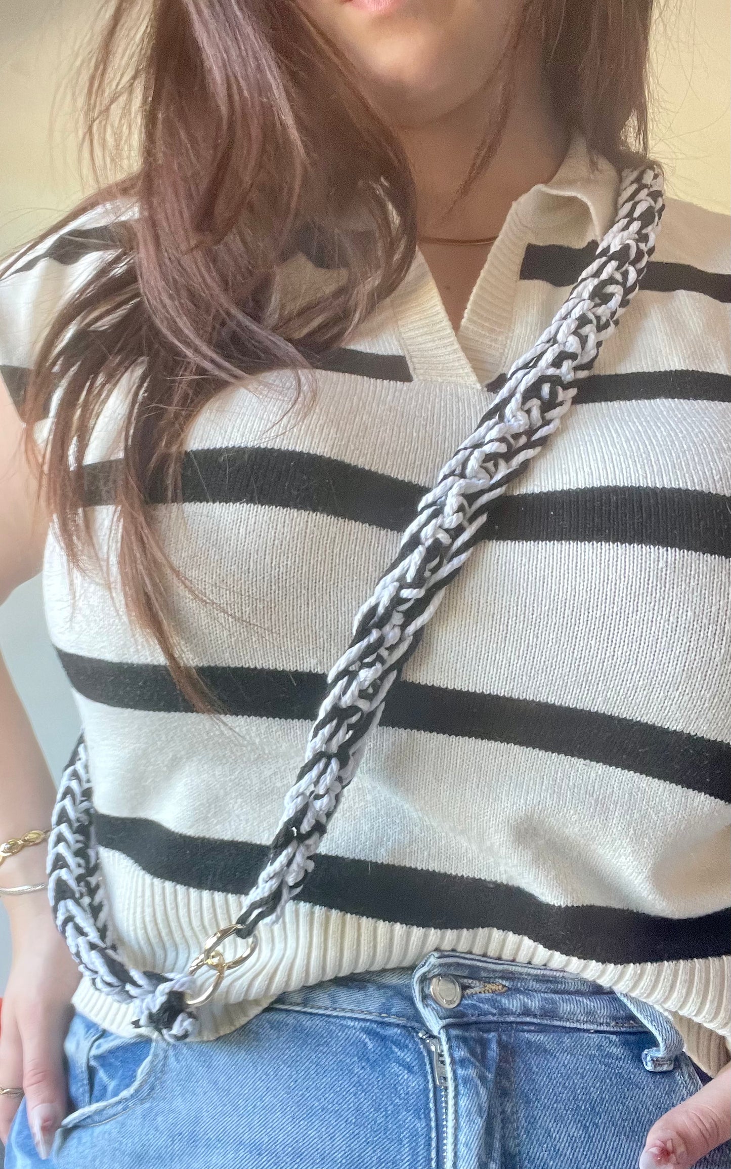 bandoulière téléphone en crochet noir et blanc macramé