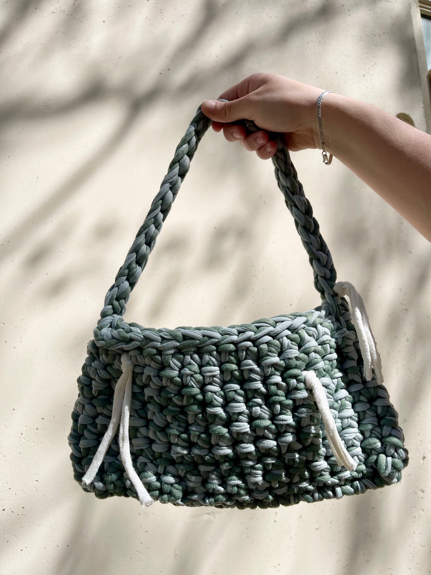 sac a main en crochet vert d eau et gris 